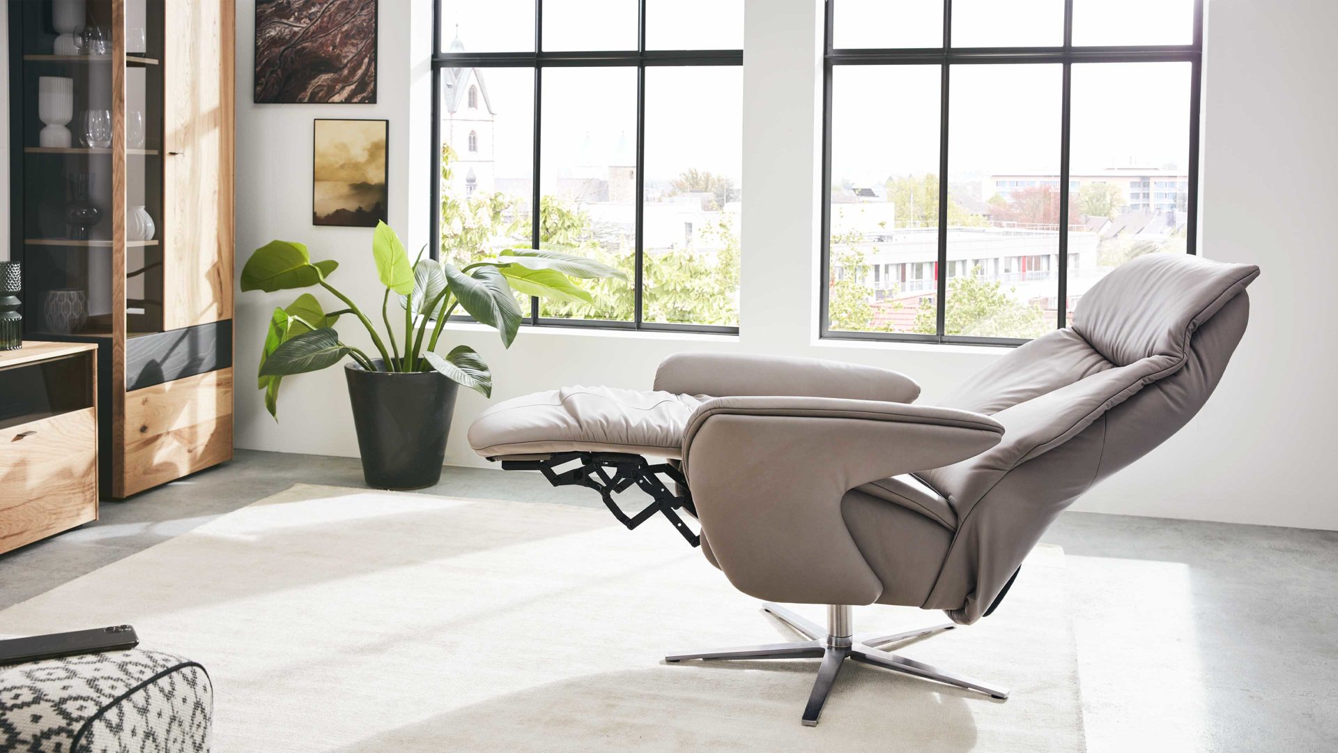 Relaxsessel Interliving aus Leder in Grau Interliving Sessel Serie 4552 – Sessel 58U44 stahlfarbenes LongLife-Leder & edelstahlfarbener Sternfuß – zwei Motoren