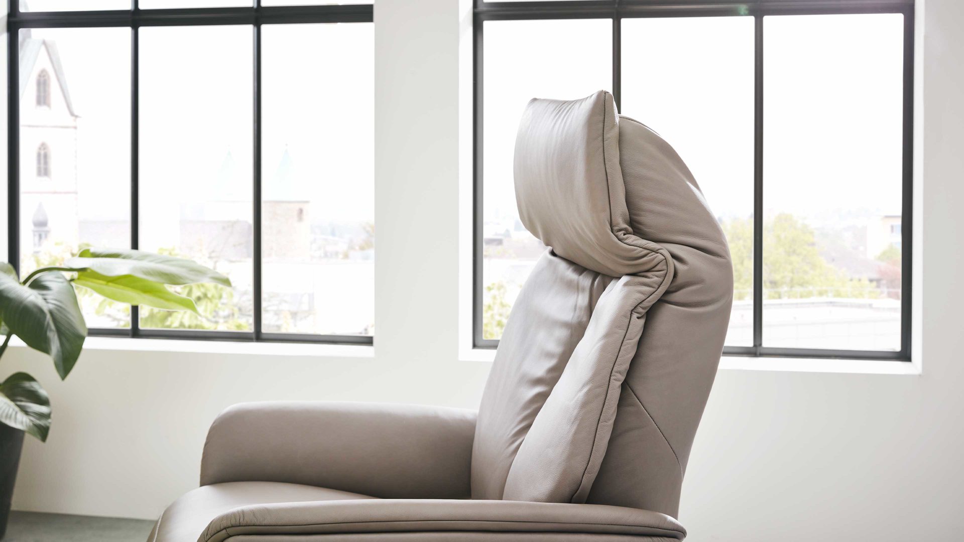 Relaxsessel Interliving aus Leder in Grau Interliving Sessel Serie 4552 – Sessel 58U44 stahlfarbenes LongLife-Leder & edelstahlfarbener Sternfuß – zwei Motoren