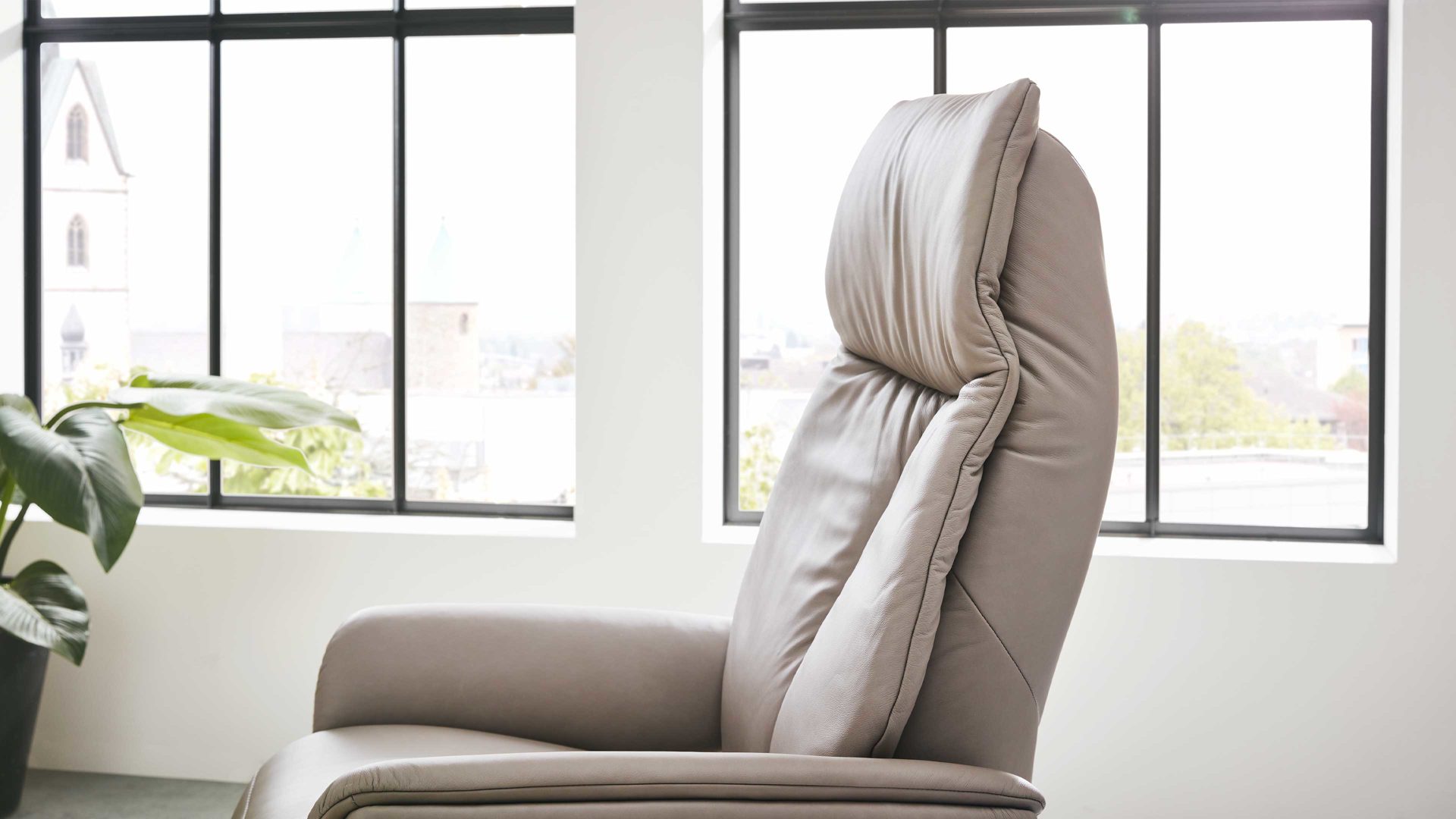 Relaxsessel Interliving aus Leder in Grau Interliving Sessel Serie 4552 stahlfarbenes LongLife-Leder & edelstahlfarbener Sternfuß – zwei Motoren