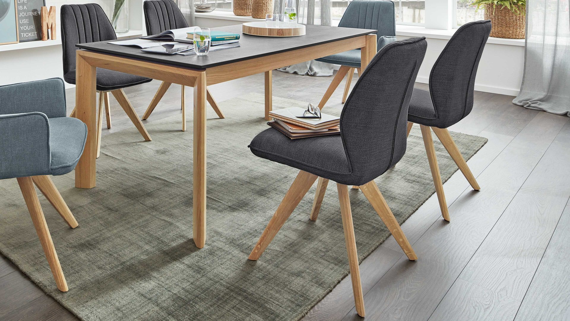 Polsterstuhl Interliving aus Stoff in Dunkelgrau Interliving Esszimmer Serie 5102 – Polsterstuhl U111 mit Drehfunktion graphitfarbener Bezug Tirol 480 & Wildeiche