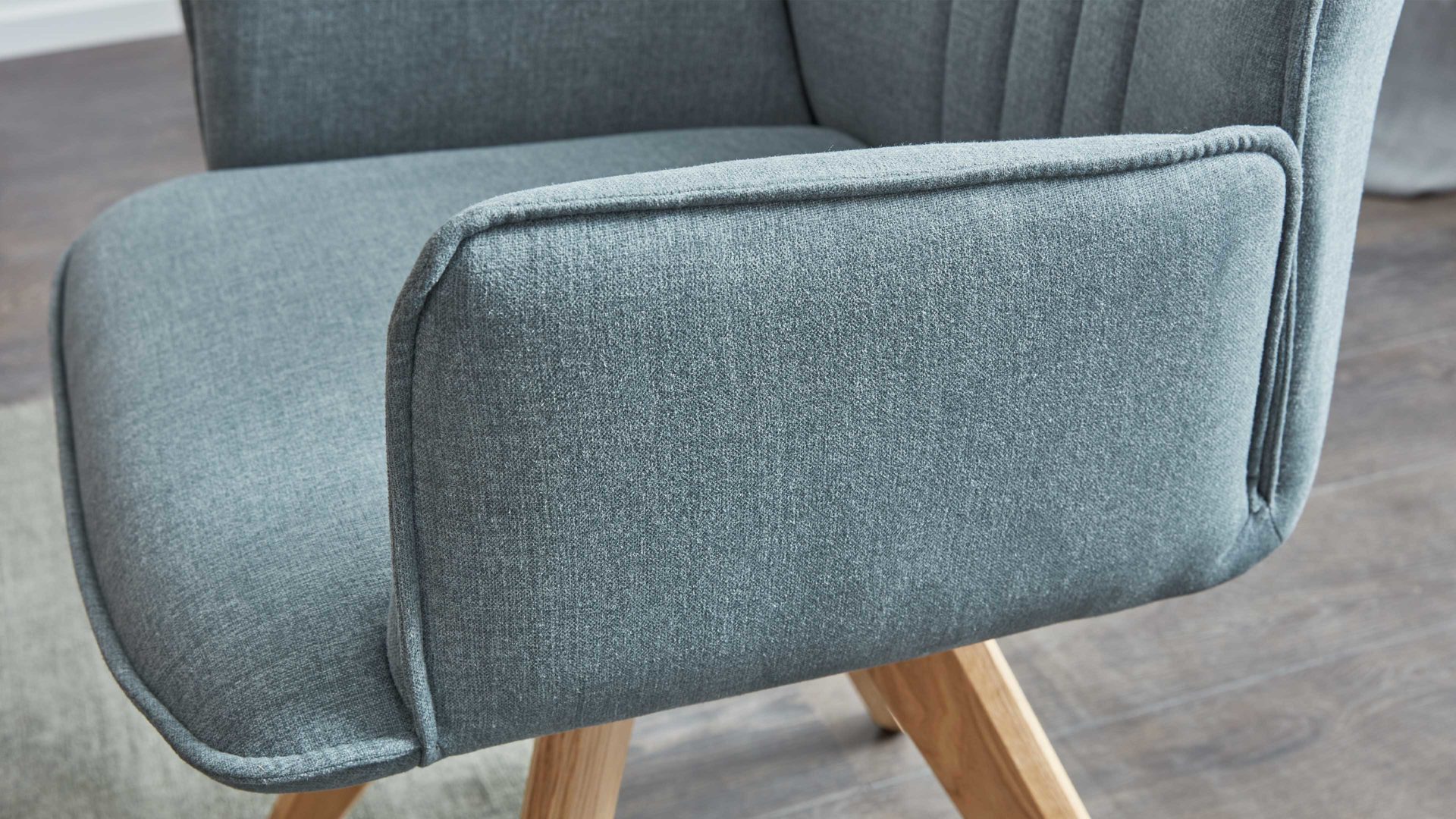 Polsterstuhl Interliving aus Stoff in Blau Interliving Esszimmer Serie 5102 – Armlehn-Polsterstuhl V112 aquafarbener Webstoff Tirol 484 & Wildeiche