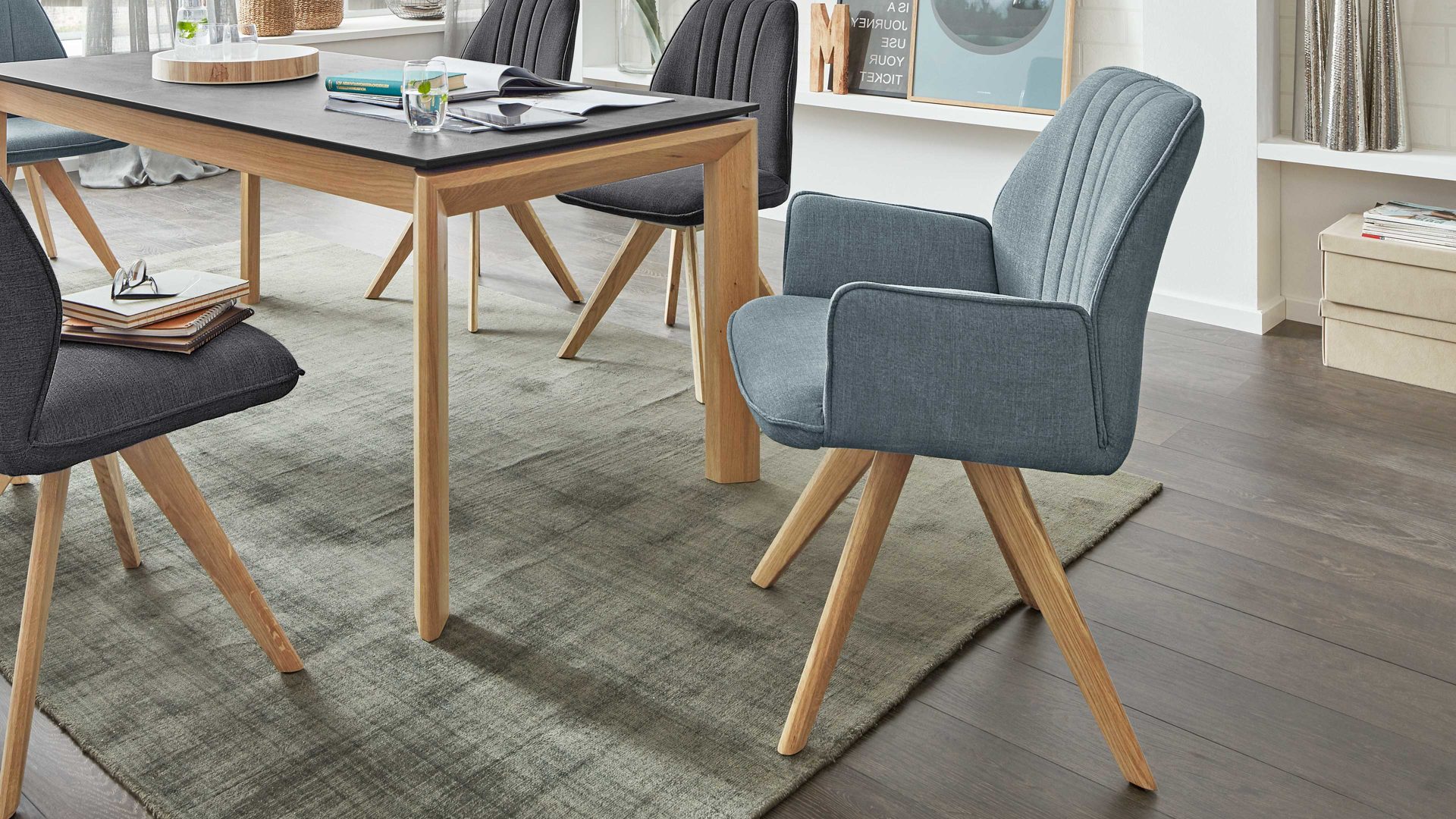 Polsterstuhl Interliving aus Stoff in Blau Interliving Esszimmer Serie 5102 – Armlehn-Polsterstuhl mit Drehfunktion aquafarbener Bezug Tirol 484 & Wildeiche, Drehfunktion