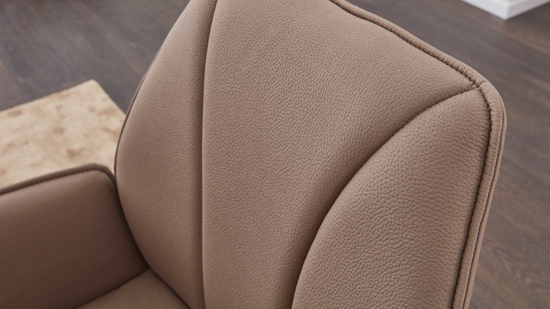 Polsterstuhl Interliving aus Stoff in Hellbraun Interliving Esszimmer Serie 5102 – Armlehn-Polsterstuhl V232 sandfarbene Mikrofaser Atlantis 914 & Kernbuche