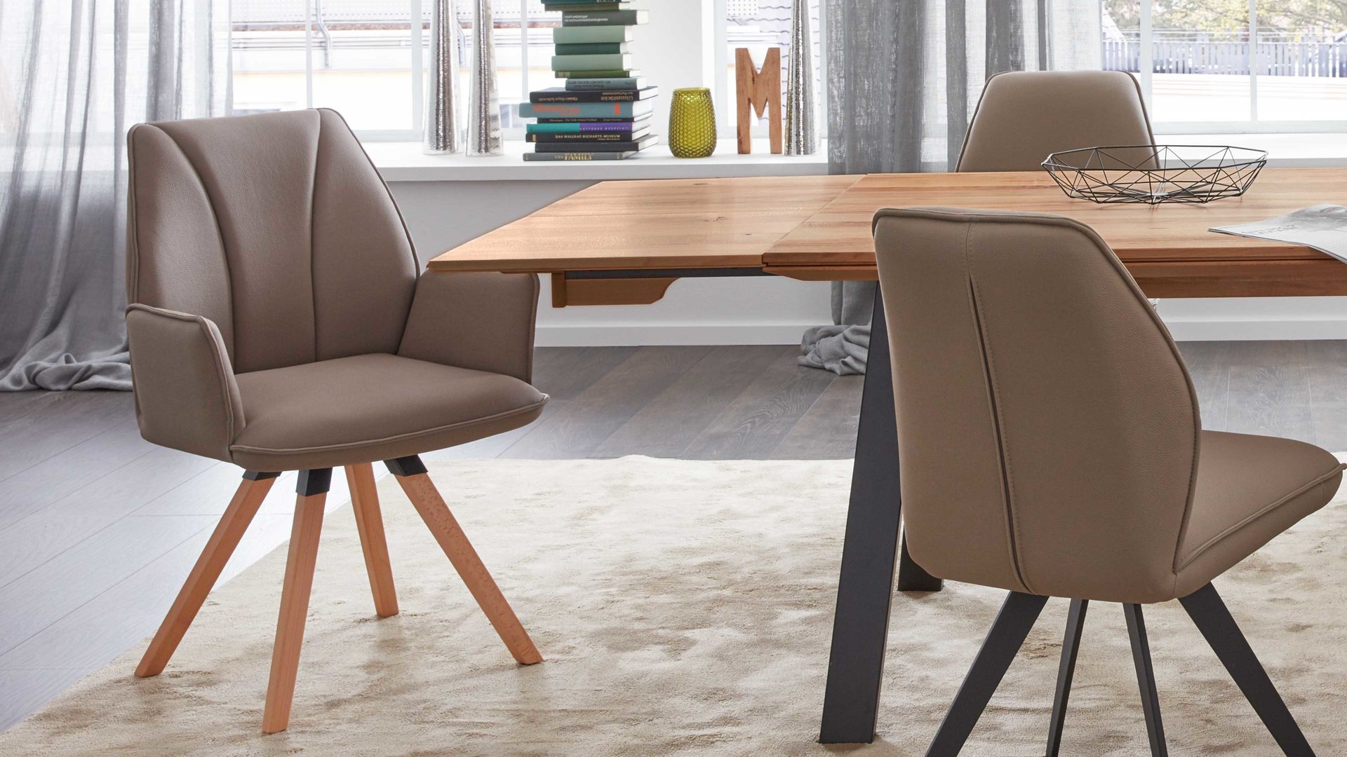 Polsterstuhl Interliving aus Stoff in Hellbraun Interliving Esszimmer Serie 5102 – Armlehn-Polsterstuhl U232 mit Drehfunktion sandfarbene Mikrofaser Atlantis 914 & Kernbuche