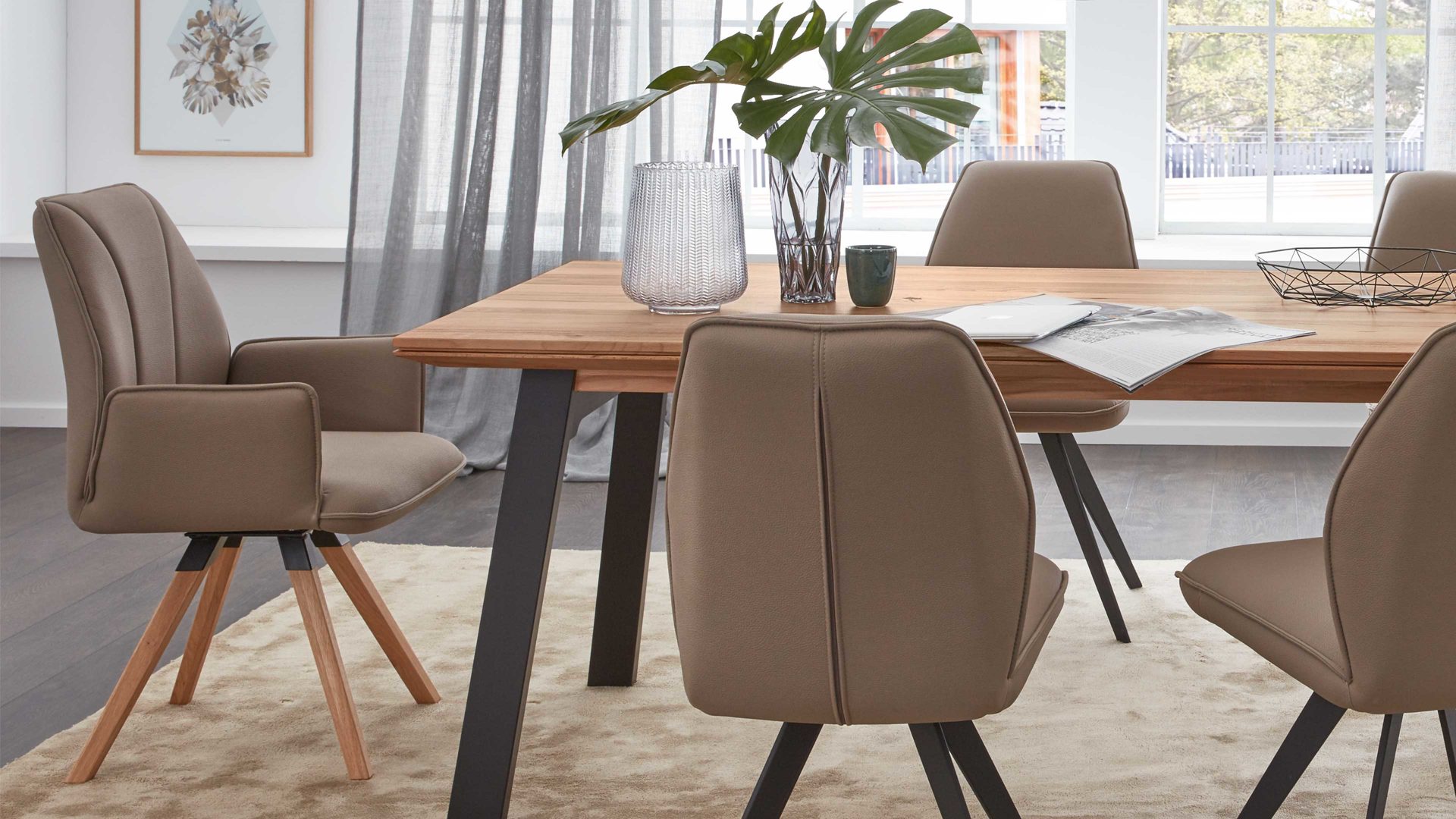 Polsterstuhl Interliving aus Stoff in Hellbraun Interliving Esszimmer Serie 5102 – Armlehn-Polsterstuhl mit Drehfunktion sandfarbene Mikrofaser Atlantis 914 & Kernbuche