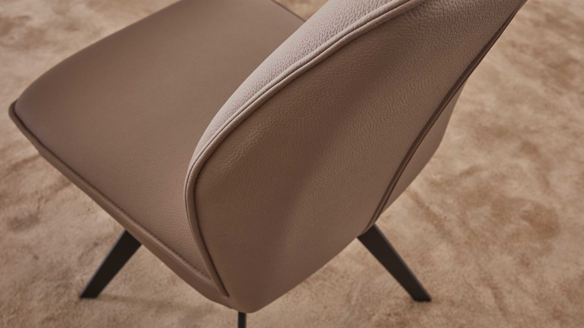 Polsterstuhl Interliving aus Stoff in Beige Interliving Esszimmer Serie 5102 – Polsterstuhl U331 mit Drehfunktion sandfarbene Mikrofaser Atlantis 914 & schwarzes Eisen