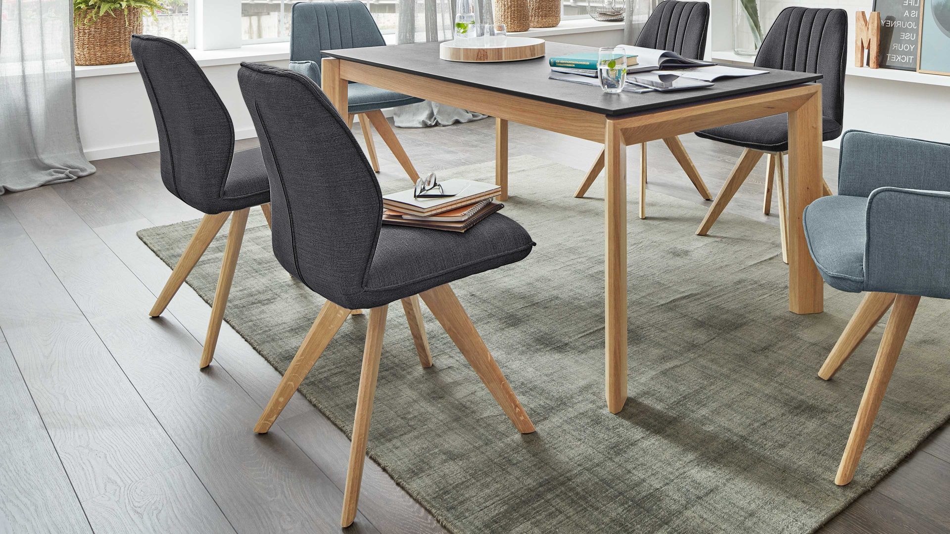 Polsterstuhl Interliving aus Stoff in Dunkelgrau Interliving Esszimmer Serie 5102 – Polsterstuhl V111 graphitfarbener Webstoff Tirol 480 & Wildeiche