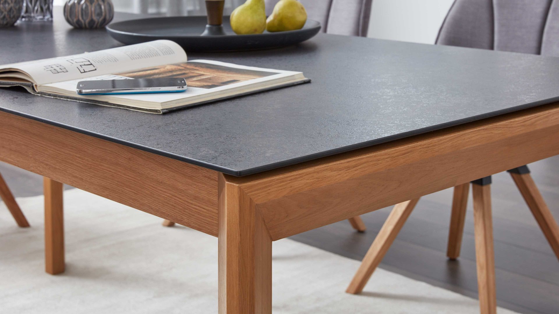 Auszugtisch Interliving aus Holz in Grau Interliving Esszimmer Serie 5102 – Auszugtisch V133 granitfarbenes HPL & Wildeiche – ca. 180-280 x 90 cm