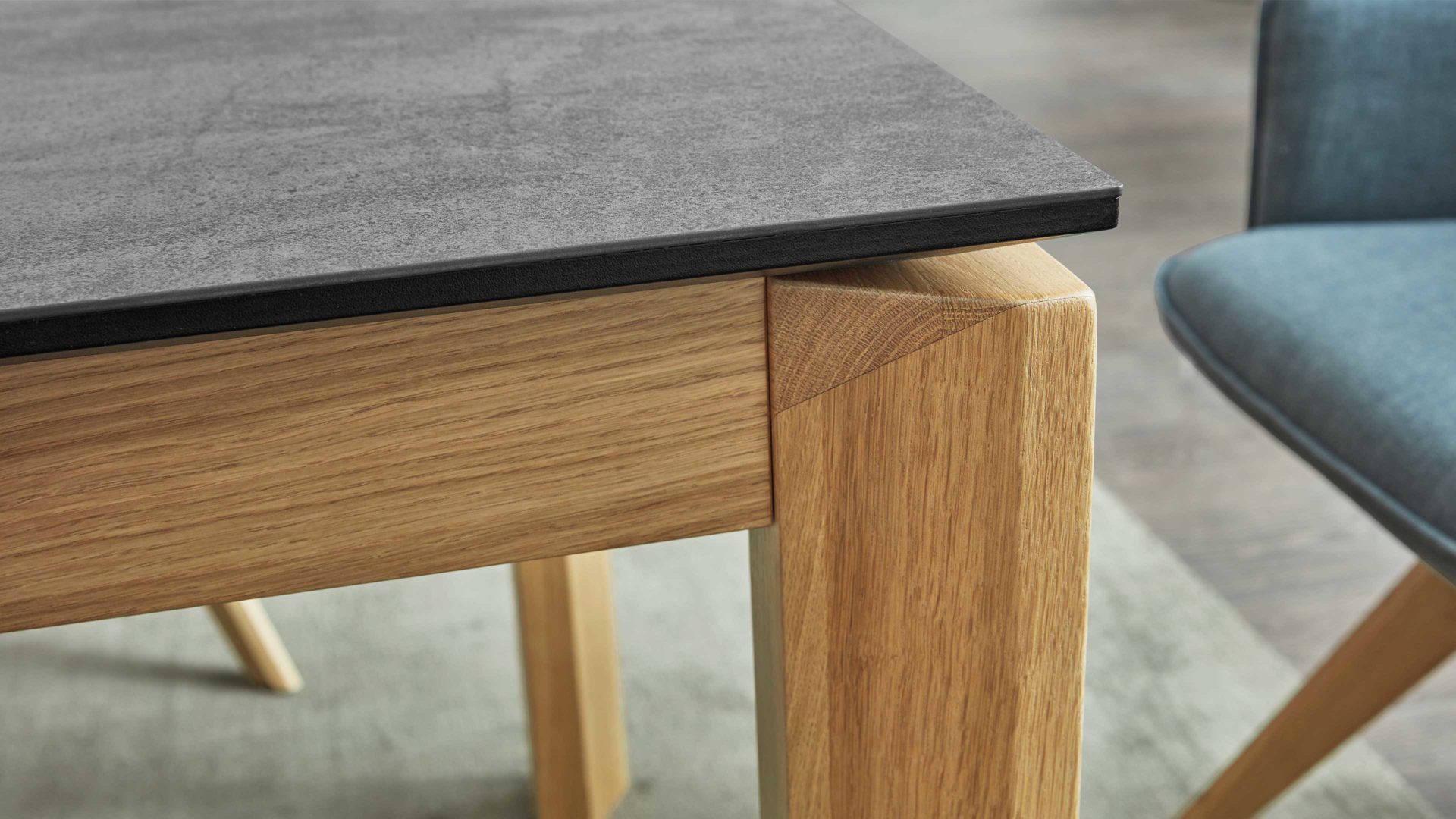 Auszugtisch Interliving aus Holz in Grau Interliving Esszimmer Serie 5102 – Auszugtisch V133 granitfarbenes HPL & Wildeiche – ca. 180-280 x 90 cm