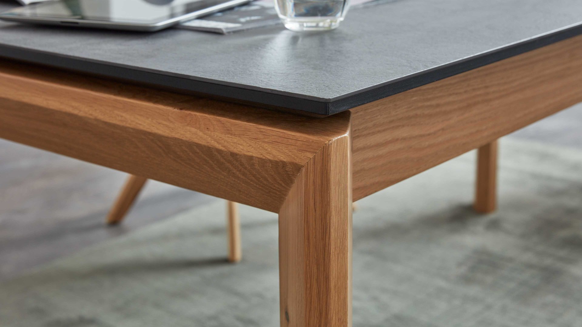 Auszugtisch Interliving aus Holz in Grau Interliving Esszimmer Serie 5102 – Auszugtisch V133 granitfarbenes HPL & Wildeiche – ca. 180-280 x 90 cm