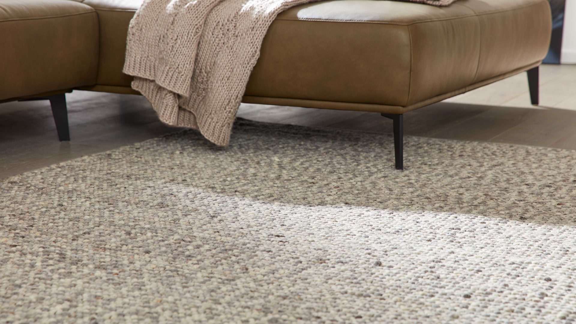 Handwebteppich Interliving aus Naturfaser in Hellgrau Interliving Teppich Serie B-8001 steinfarbene Schurwolle – ca. 65 x 130 cm