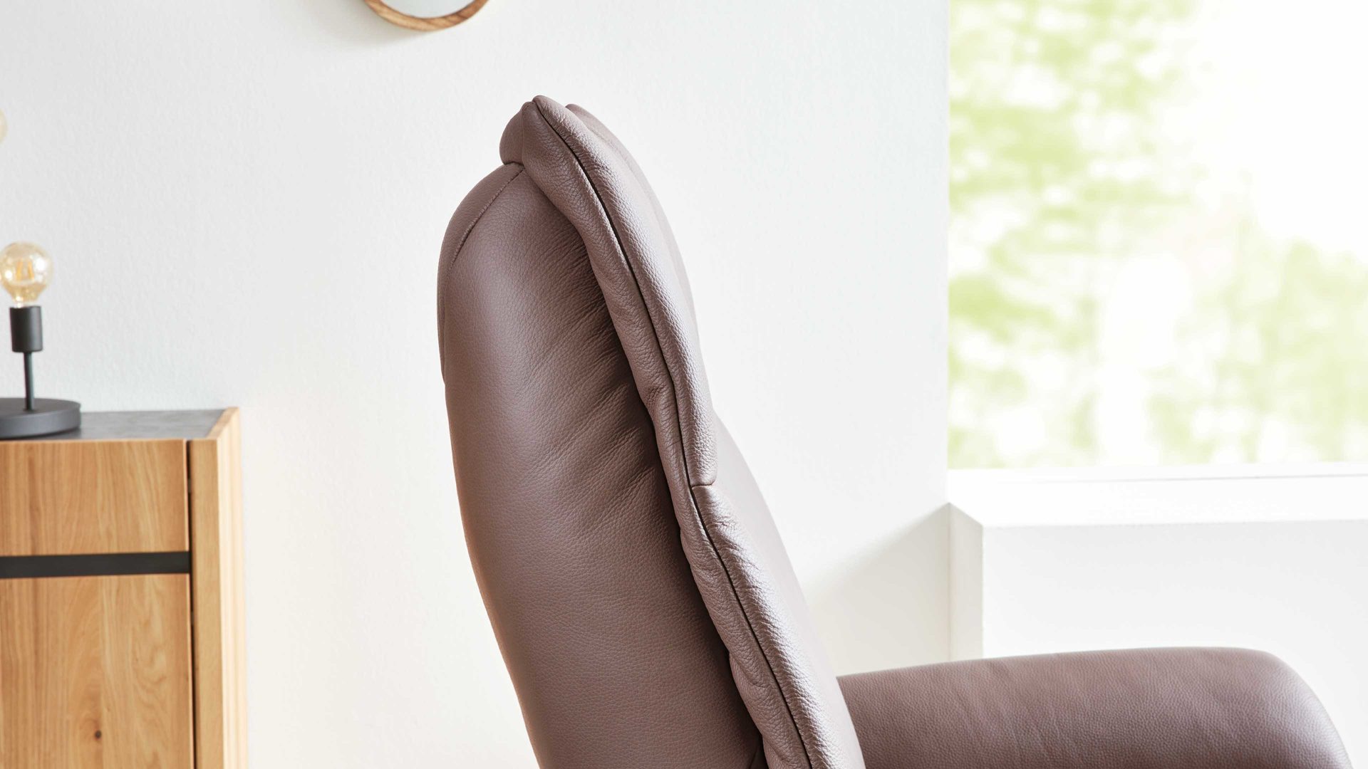 Relaxsessel Interliving aus Leder in Braun Interliving Sessel Serie 4550 - Sessel zwei Motoren & Aufstehhilfe - kokosfarbenes LongLife-Leder & edelstahlfarbener Tellerfuß