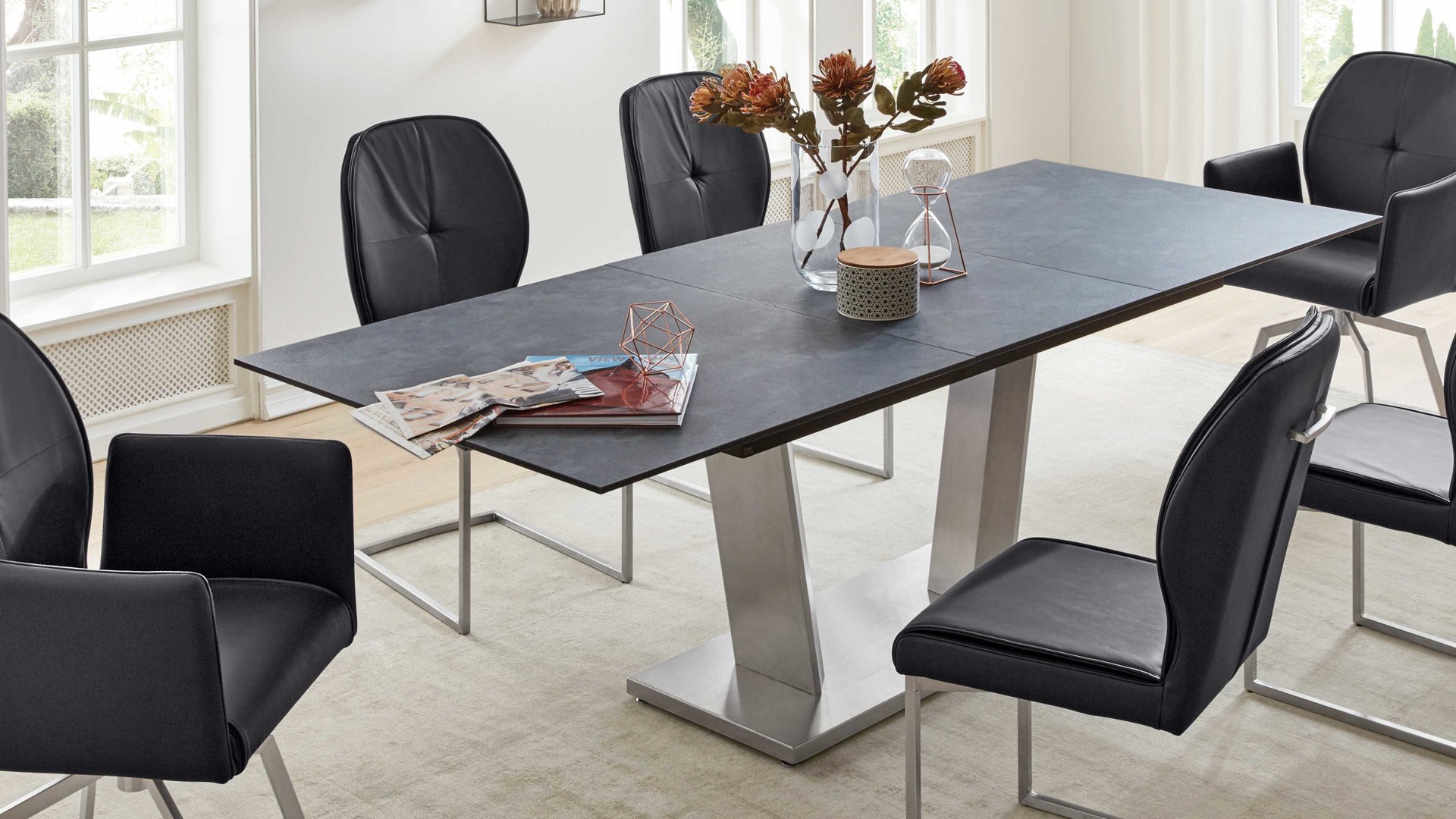 Auszugtisch Interliving aus Holz in Grau Interliving Esszimmer Serie 5104 – Auszugtisch terrafarbene Tischplatte & Edelstahlgestell – ca. 180-240 x 100 cm