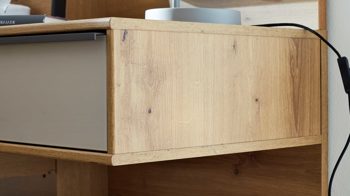 Nachtkommode Interliving aus Holz in Hellgrau Interliving Kleiderschrank Serie 1205 – Nachtkonsole eine Schublade - Champagner & Eiche Bianco