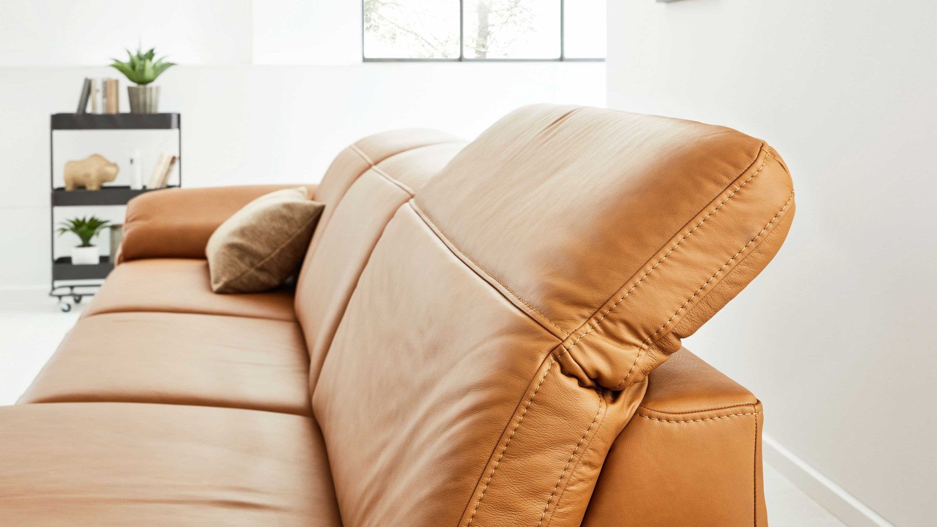 Ecksofa Interliving aus Leder in Orange Interliving Sofa Serie 4054 – Ecksofa kurkumafarbenes LongLife-Leder Vivre & schwarze Metallfüße – Stellfläche ca. 347 x 176 cm