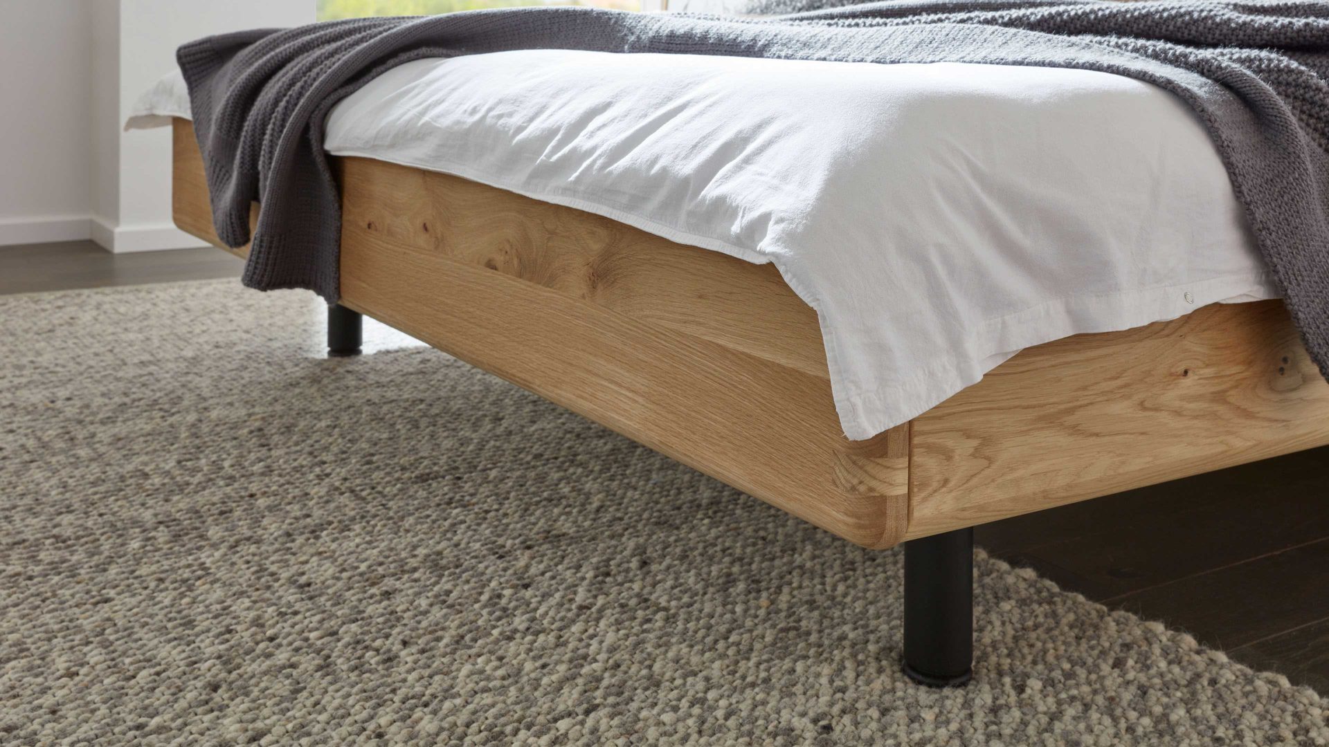 Doppelbett Interliving aus Holz in Holzfarben Interliving Schlafzimmer Serie 1015 – Bettgestell 1200 Wildeiche – Liegefläche ca. 200 x 200 cm