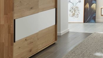 Türenkommode Interliving aus Holz in Weiß Interliving Schlafzimmer Serie 1015 – Schiebetürenkommode magnolienfarbenes Mattglas & Wildeiche – zwei Schiebetüren