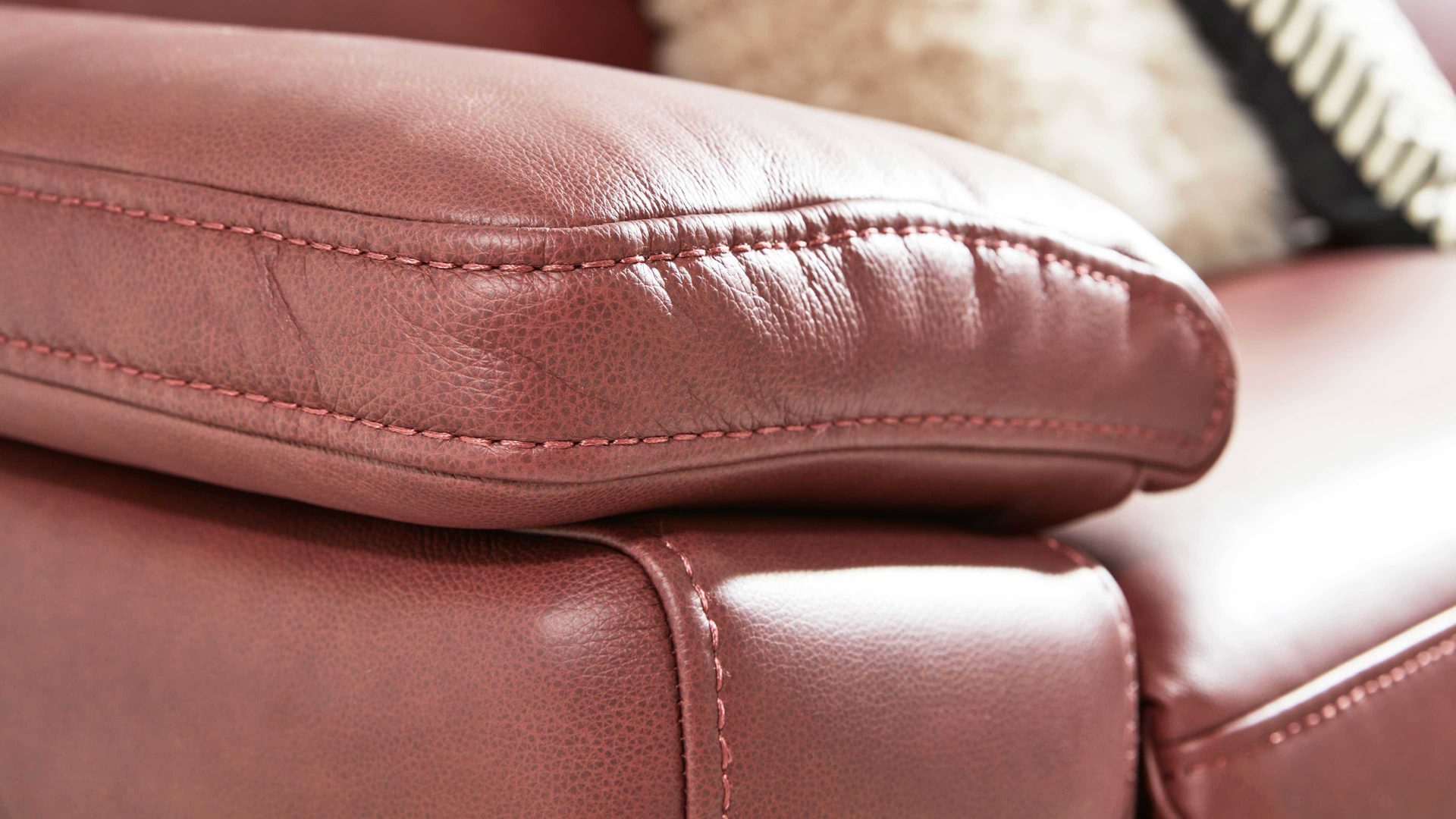 Ecksofa Interliving aus Leder in Dunkelrot Interliving Sofa Serie 4054 – Ecksofa barolofarbenes Leder Credo & schwarze Metallfüße – Stellfläche ca. 287 x 254 cm