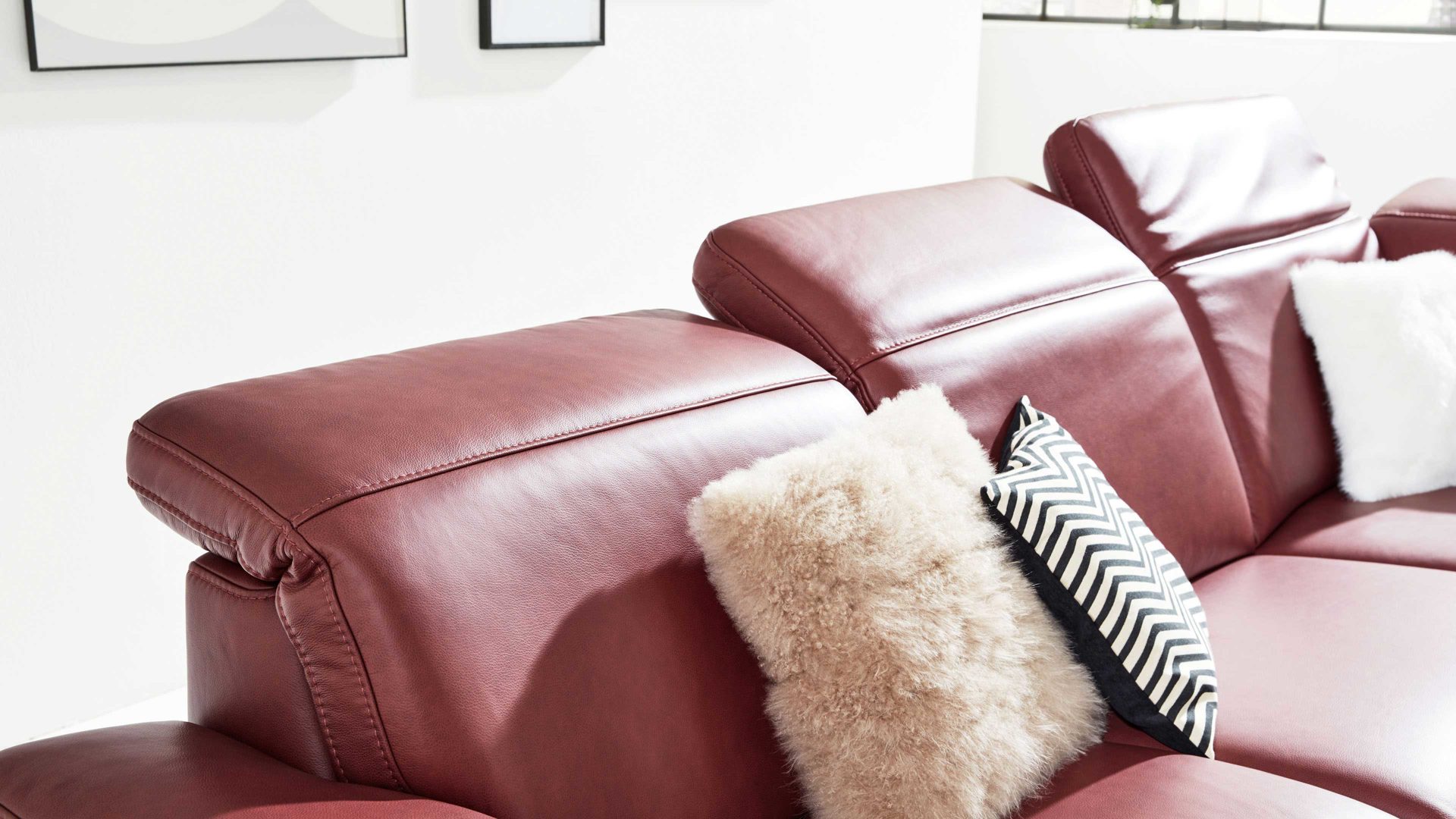 Ecksofa Interliving aus Leder in Dunkelrot Interliving Sofa Serie 4054 – Ecksofa barolofarbenes Leder Credo & schwarze Metallfüße – Stellfläche ca. 287 x 254 cm