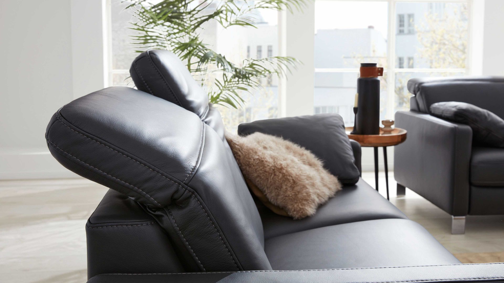 Dreisitzer Interliving aus Leder in Anthrazit Interliving Sofa Serie 4054 – Dreisitzer anthrazitfarbenes Leder Credo & Chromfüße – Länge ca. 218 cm