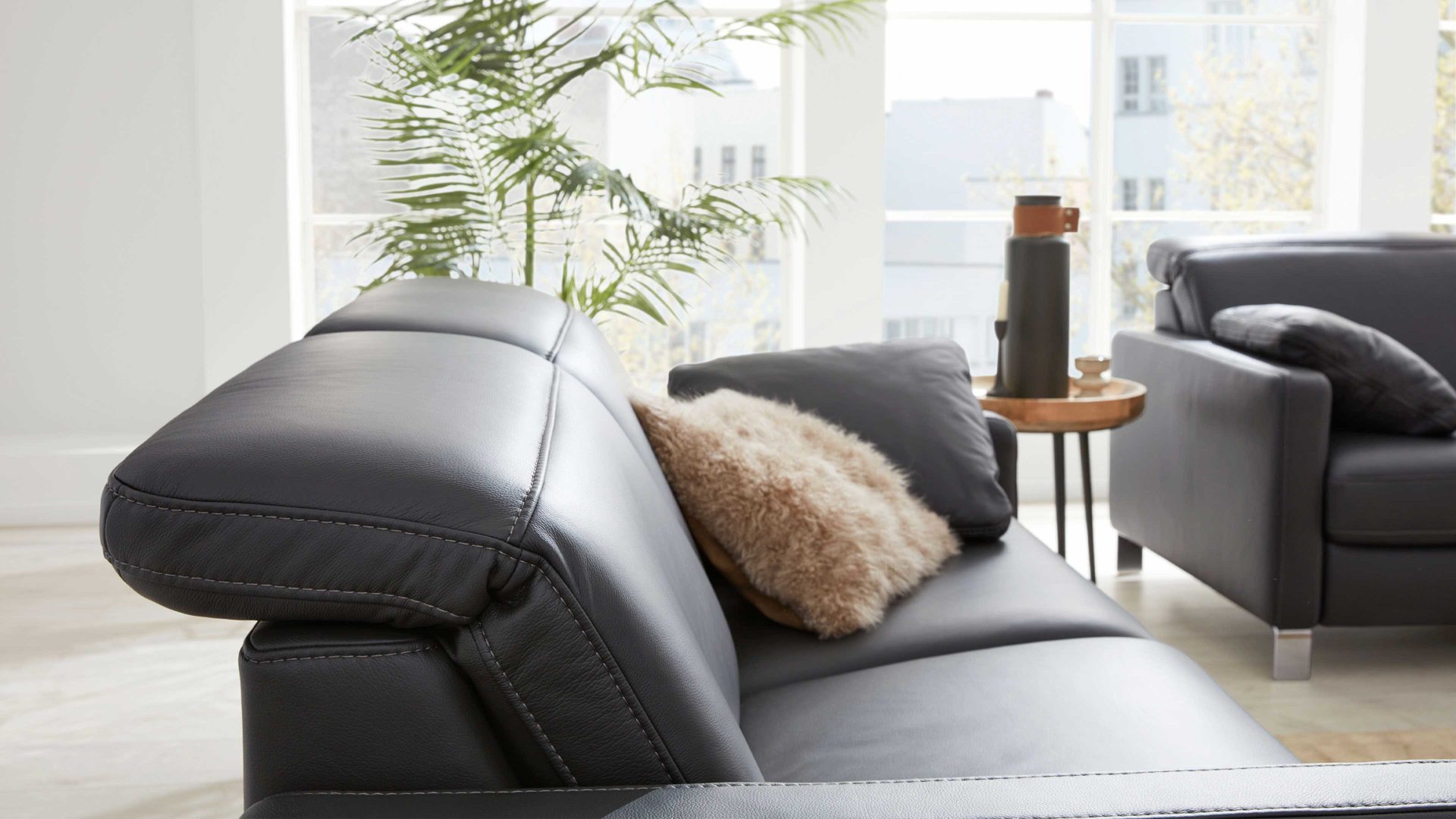 Dreisitzer Interliving aus Leder in Anthrazit Interliving Sofa Serie 4054 – Dreisitzer anthrazitfarbenes Leder Credo & Chromfüße – Länge ca. 218 cm