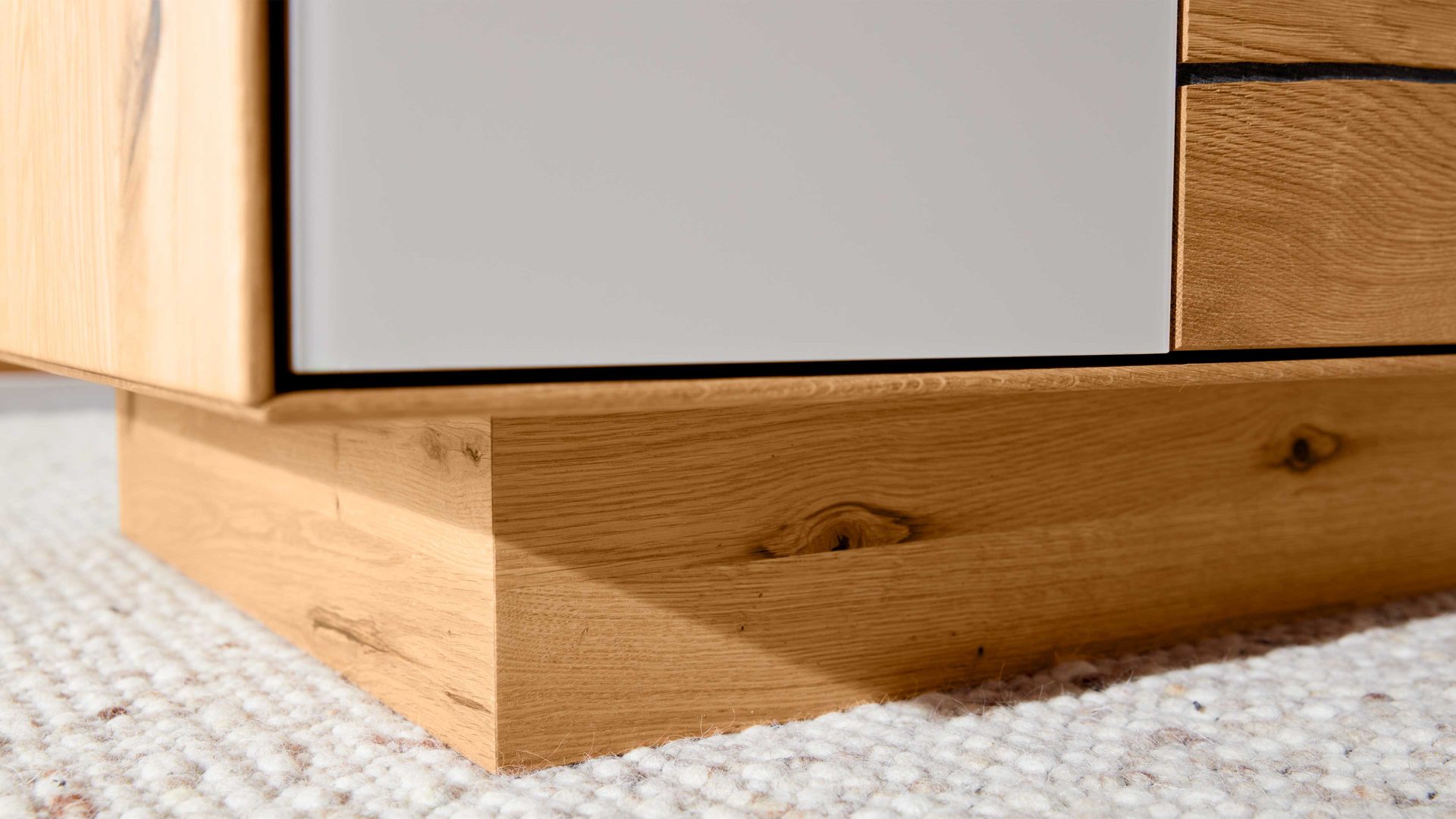 Couchtisch Interliving aus Holz in Hellgrau Interliving Wohnzimmer Serie 2020 - Couchtisch Asteiche, Schlamm & Risseiche– zwei Schubladen, ca. 82 x 82 cm