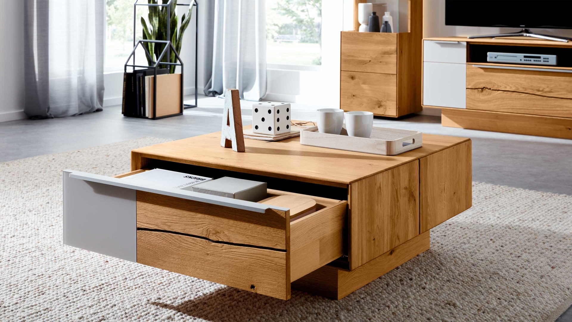 Couchtisch Interliving aus Holz in Hellgrau Interliving Wohnzimmer Serie 2020 - Couchtisch 151517 Asteiche, Schlamm & Risseiche– zwei Schubladen, ca. 82 x 82 cm