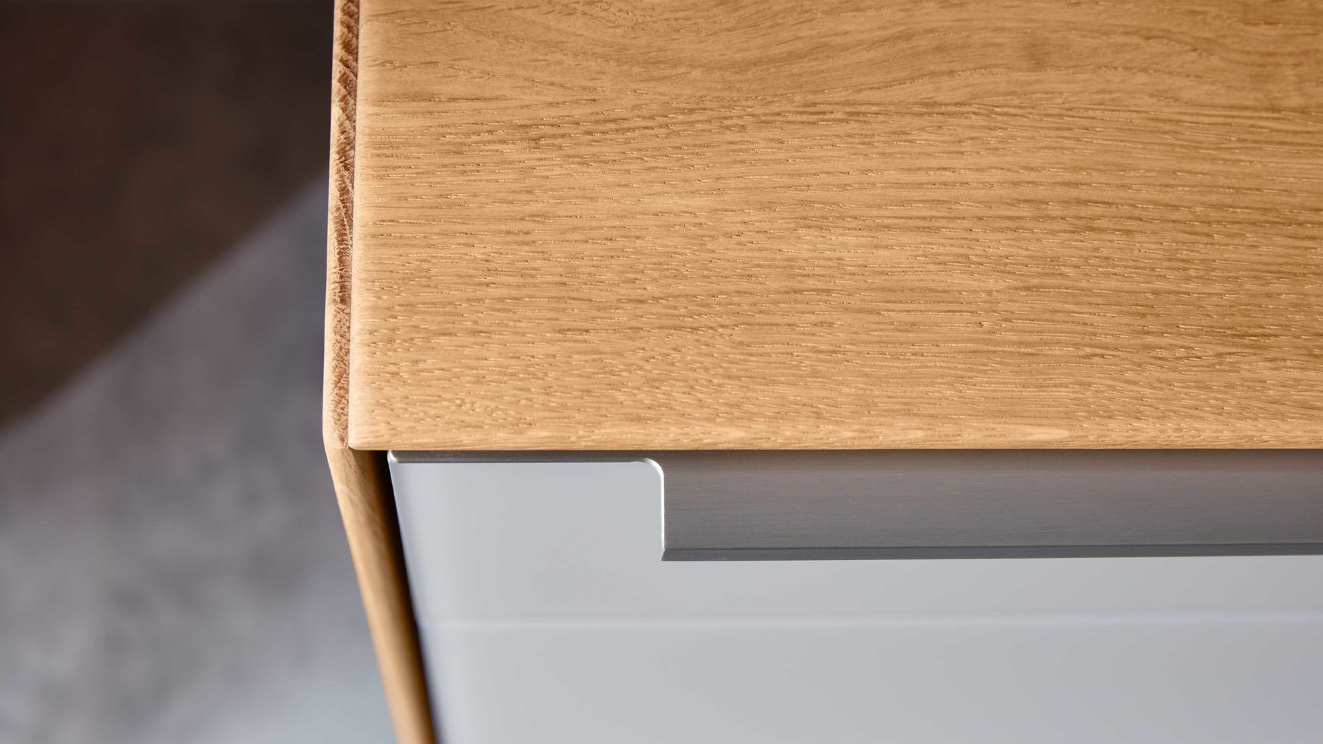 Wohnwand Interliving aus Holz in Hellgrau Interliving Wohnzimmer Serie 2020 - Wohnwand Asteiche & Schlamm – dreiteilig, Breite ca. 309 cm