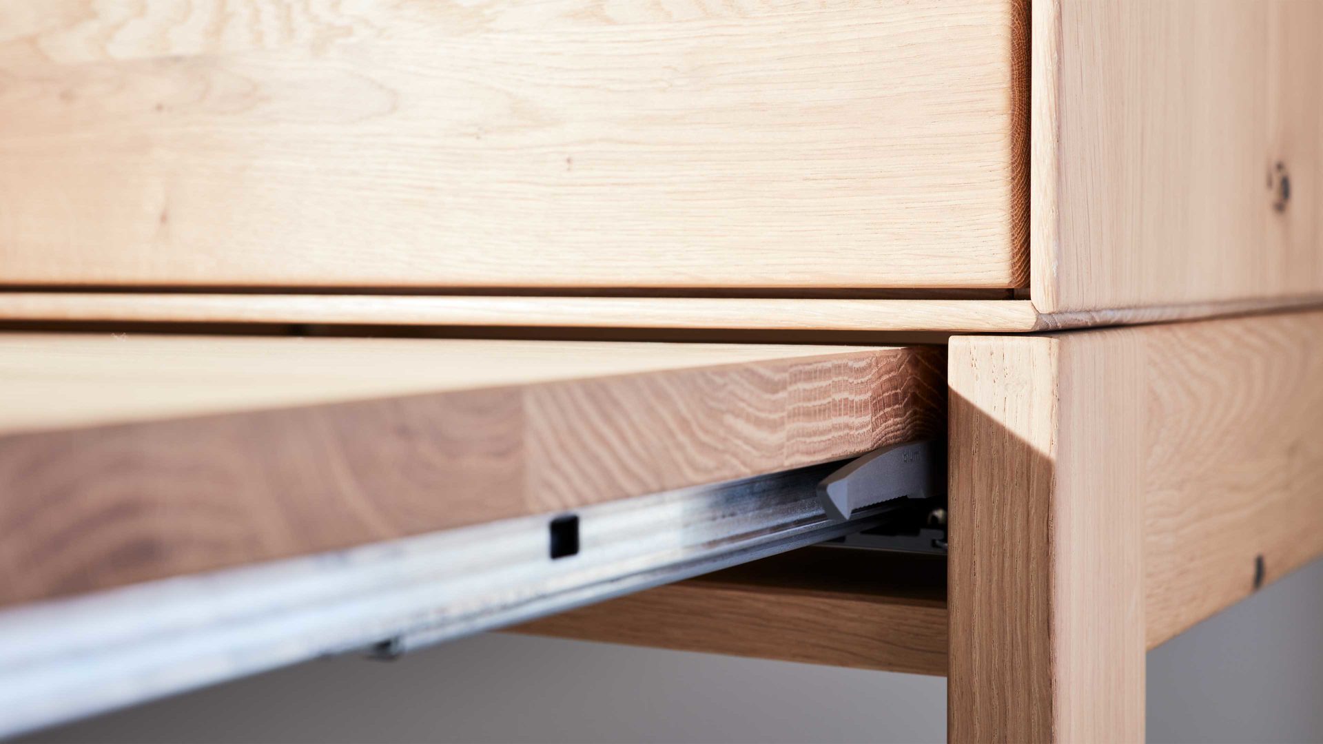 Schreibtisch Interliving aus Holz in Holzfarben Interliving Wohnzimmer Serie 2020 - Hochkommode 151285 Asteiche bianco – Schreibauszug, eine Schublade