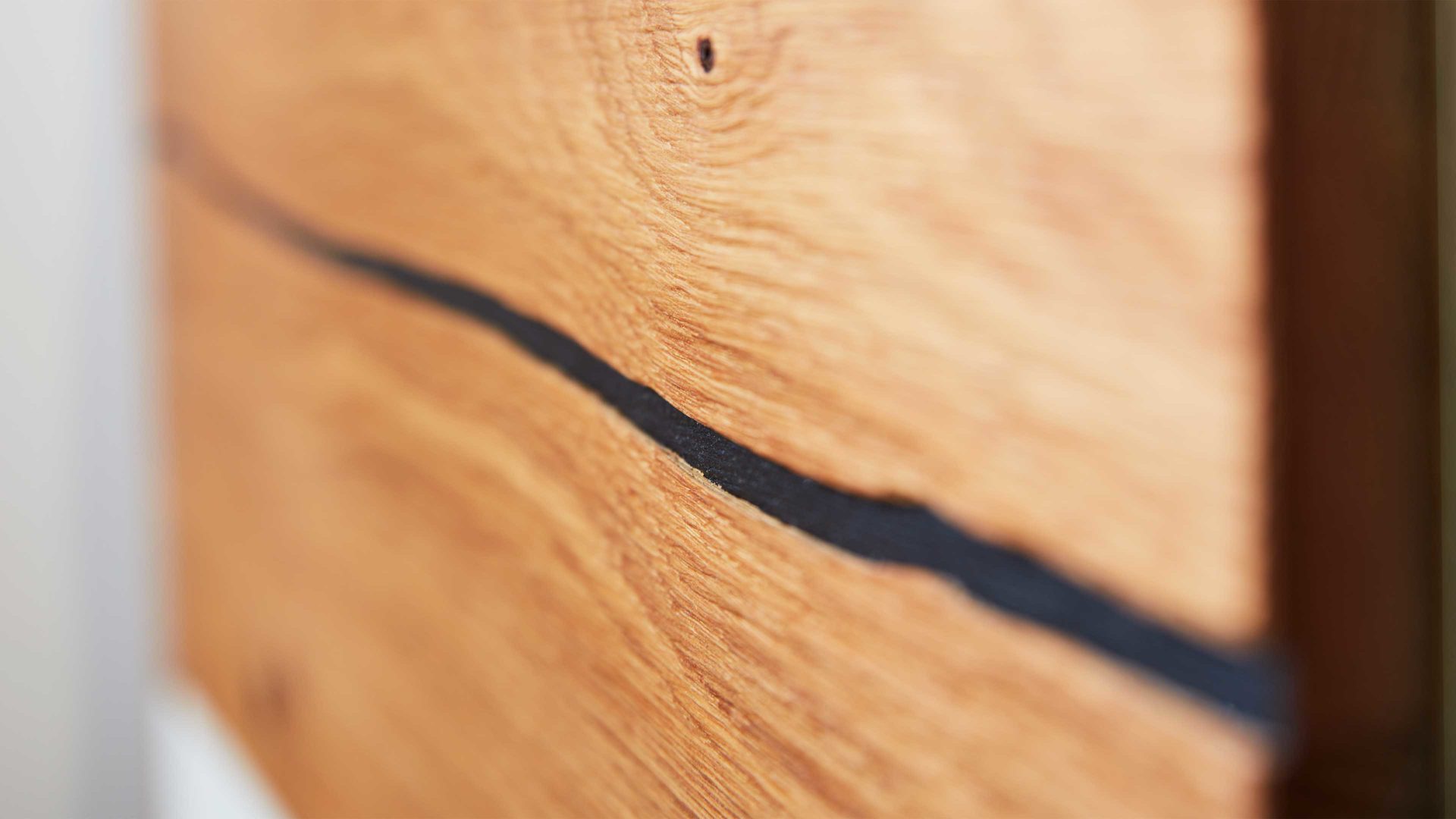 Schreibtisch Interliving aus Holz in Weiß Interliving Wohnzimmer Serie 2020 - Highboard 151197 Optiwhite, Asteiche & Riss-Eiche – Schreibplatte, zwei Türen