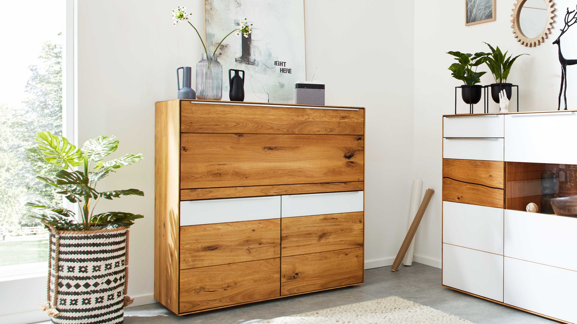 Schreibtisch Interliving aus Holz in Weiß Interliving Wohnzimmer Serie 2020 - Highboard 151197 Optiwhite, Asteiche & Riss-Eiche – Schreibplatte, zwei Türen