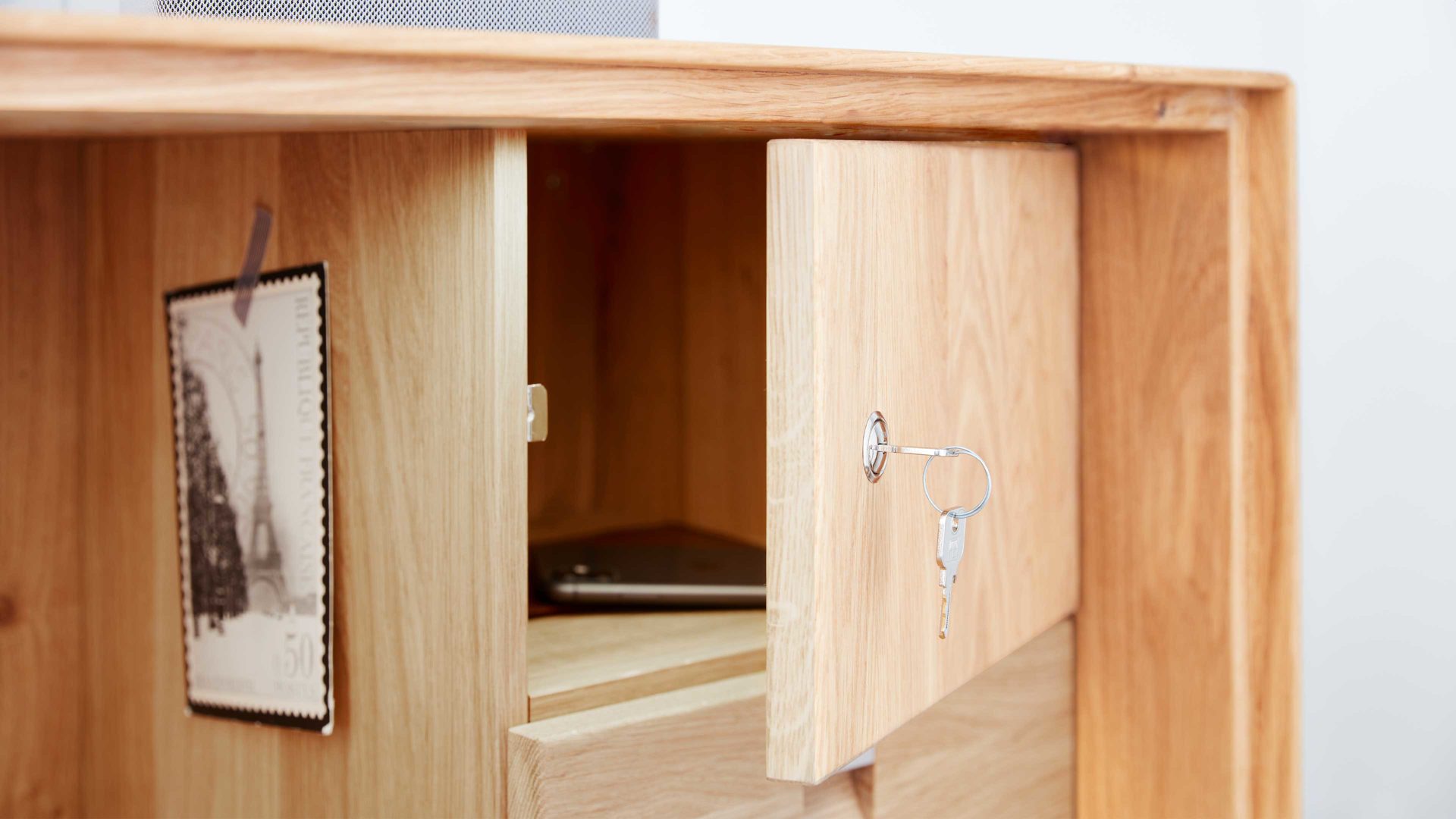 Schreibtisch Interliving aus Holz in Weiß Interliving Wohnzimmer Serie 2020 - Highboard 151197 Optiwhite, Asteiche & Riss-Eiche – Schreibplatte, zwei Türen