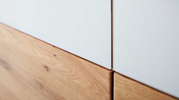 Highboard Interliving aus Holz in Weiß Interliving Wohnzimmer Serie 2020 - Highboard 151124 Optiwhite, Asteiche & Riss-Eiche – zwei Türen, eine Schublade