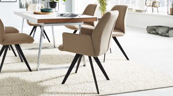 Polsterstuhl Interliving aus Stoff in Beige Interliving Esszimmer Serie 5102 – Armlehnstuhl V322 sandfarbene Mikrofaser Atlantis 914 & schwarzes Eisen