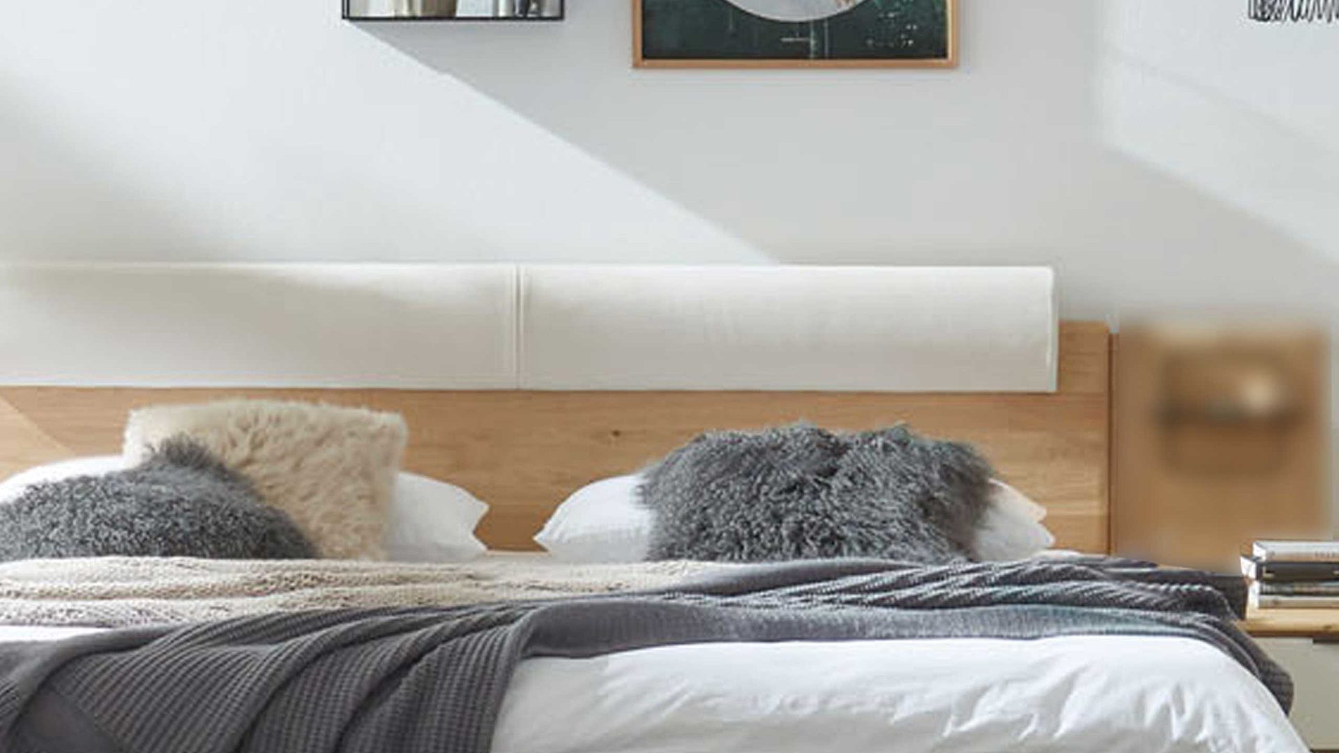 Bettgestell Interliving aus Holz in Weiß Interliving Schlafzimmer Serie 1015 – Bettgestell 1161 cremefarbener Bezug Kano 9534 & Wildeiche – Liegefläche ca. 160 x 200 cm