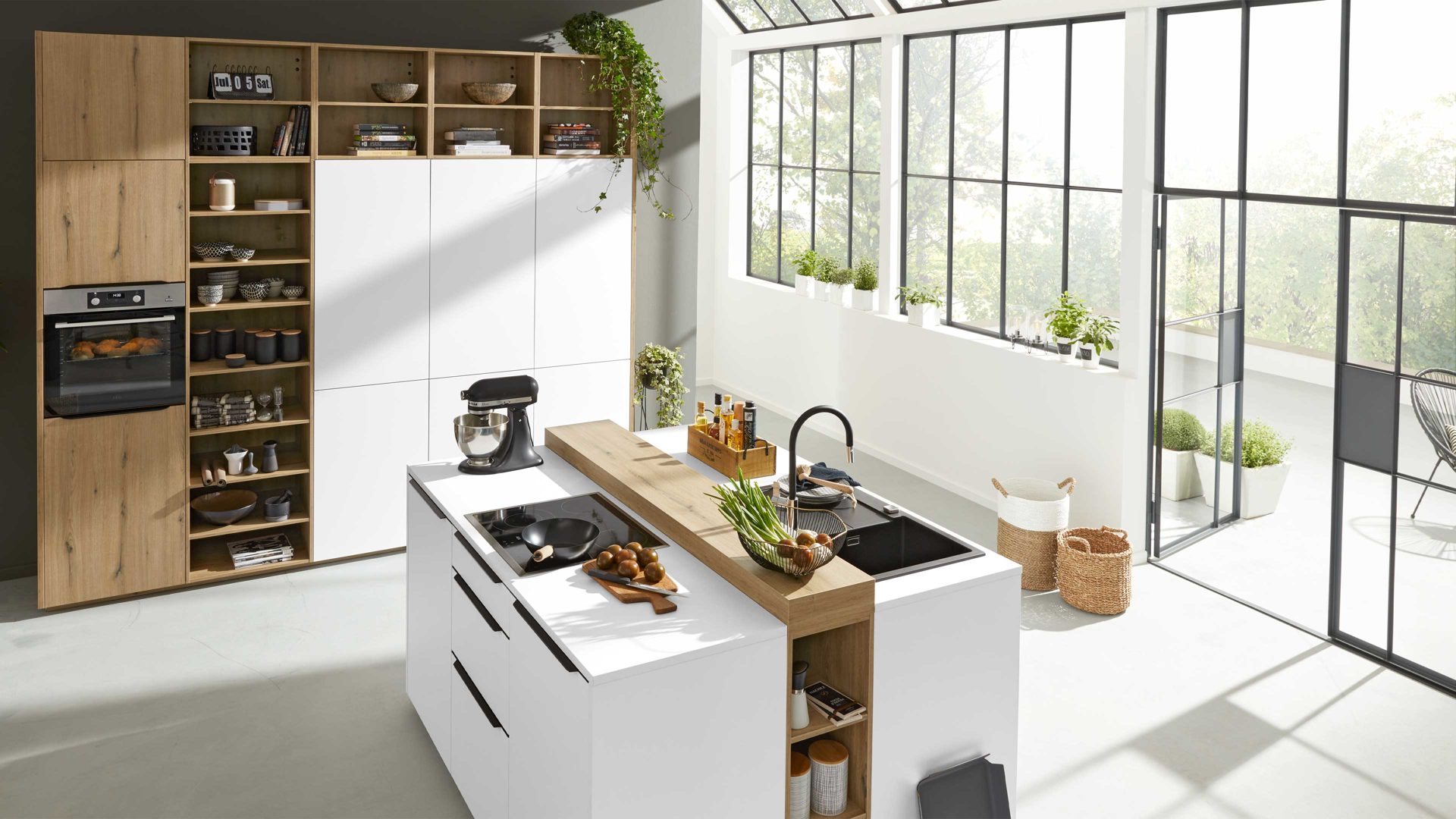 Einbauküche Interliving aus Holz in Weiß Interliving Küche Serie 3039 mit AEG Einbaugeräten Arcticweiß & Vulkaneiche – zweizeilig