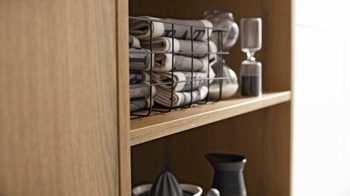 Einbauküche Interliving aus Holz in Weiß Interliving Küche Serie 3039 mit AEG Einbaugeräten Arcticweiß & Vulkaneiche – zweizeilig