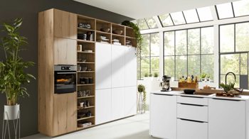 Einbauküche Interliving aus Holz in Weiß Interliving Küche Serie 3039 mit AEG Einbaugeräten Arcticweiß & Vulkaneiche – zweizeilig