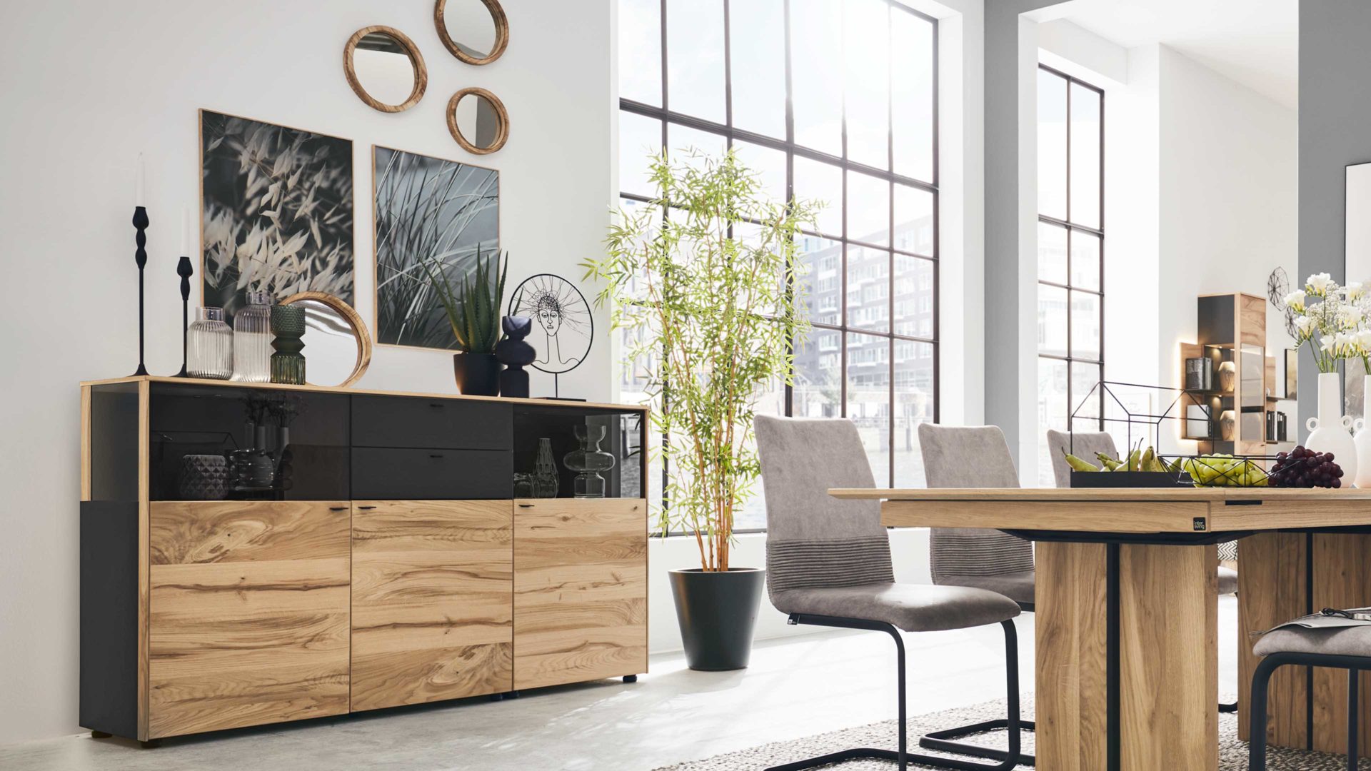 Sideboard Interliving aus Holz in Anthrazit Interliving Esszimmer Serie 5604 - Sideboard V728-0308 Anthrazit  & Eiche rustico- drei Türen, zwei Schubladen