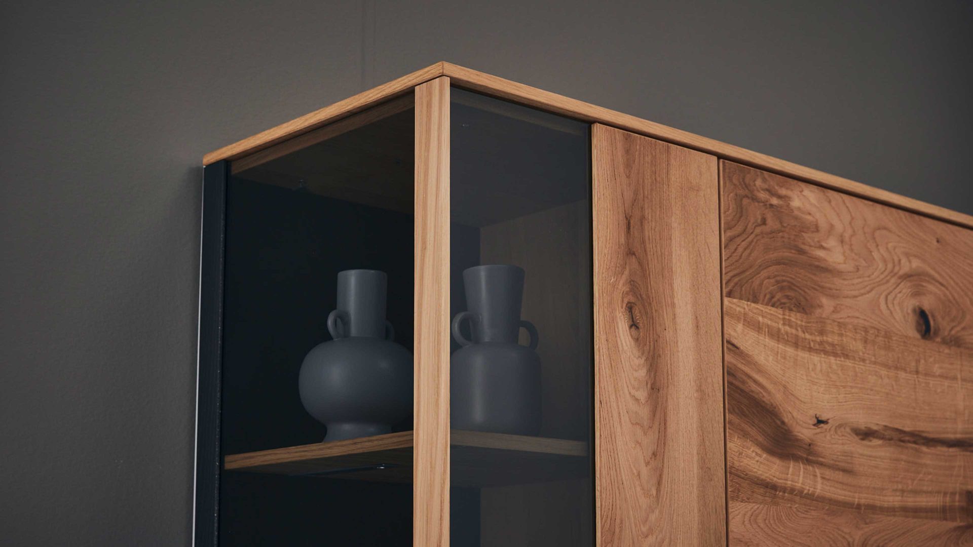 Vitrine Interliving aus Holz in Anthrazit Interliving Esszimmer Serie 5604 - Vitrine V745-0308R Anthrazit & Eiche rustico - drei Türen, zwei Schubladen