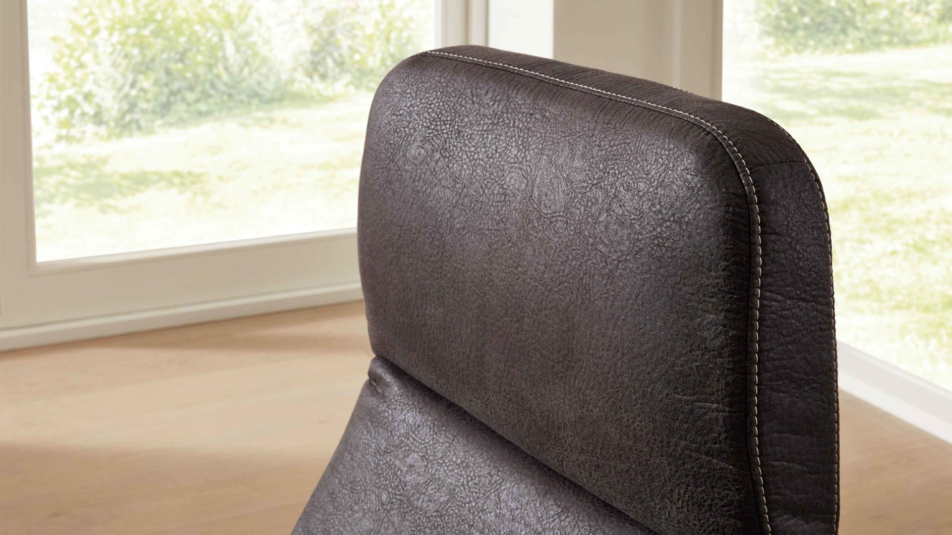 Relaxsessel Interliving aus Stoff in Anthrazit Interliving Sessel Serie 4530 anthrazitfarbener Stoffbezug Büffel & Sternfuß