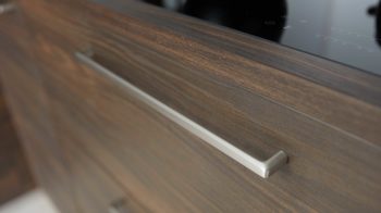 Einbauküche Interliving aus Holz in Weiß Interliving Küche Serie 3003 mit AEG Einbaugeräten Weiß & Nussbaum Kuba – zweizeilig