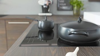 Einbauküche Interliving aus Holz in Weiß Interliving Küche Serie 3003 mit AEG Einbaugeräten Weiß & Nussbaum Kuba – zweizeilig