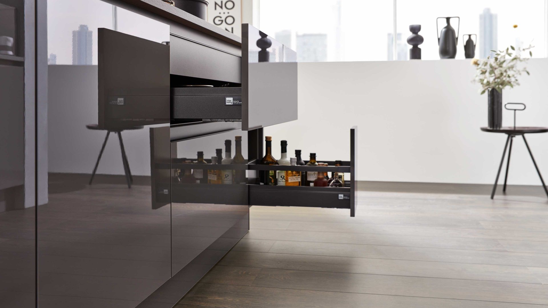 Einbauküche Interliving aus Holz in Grau Interliving Küche Serie 3042 mit SIEMENS Einbaugeräten Quarzgrau & Eiche Graphitsilber  – zweizeilig