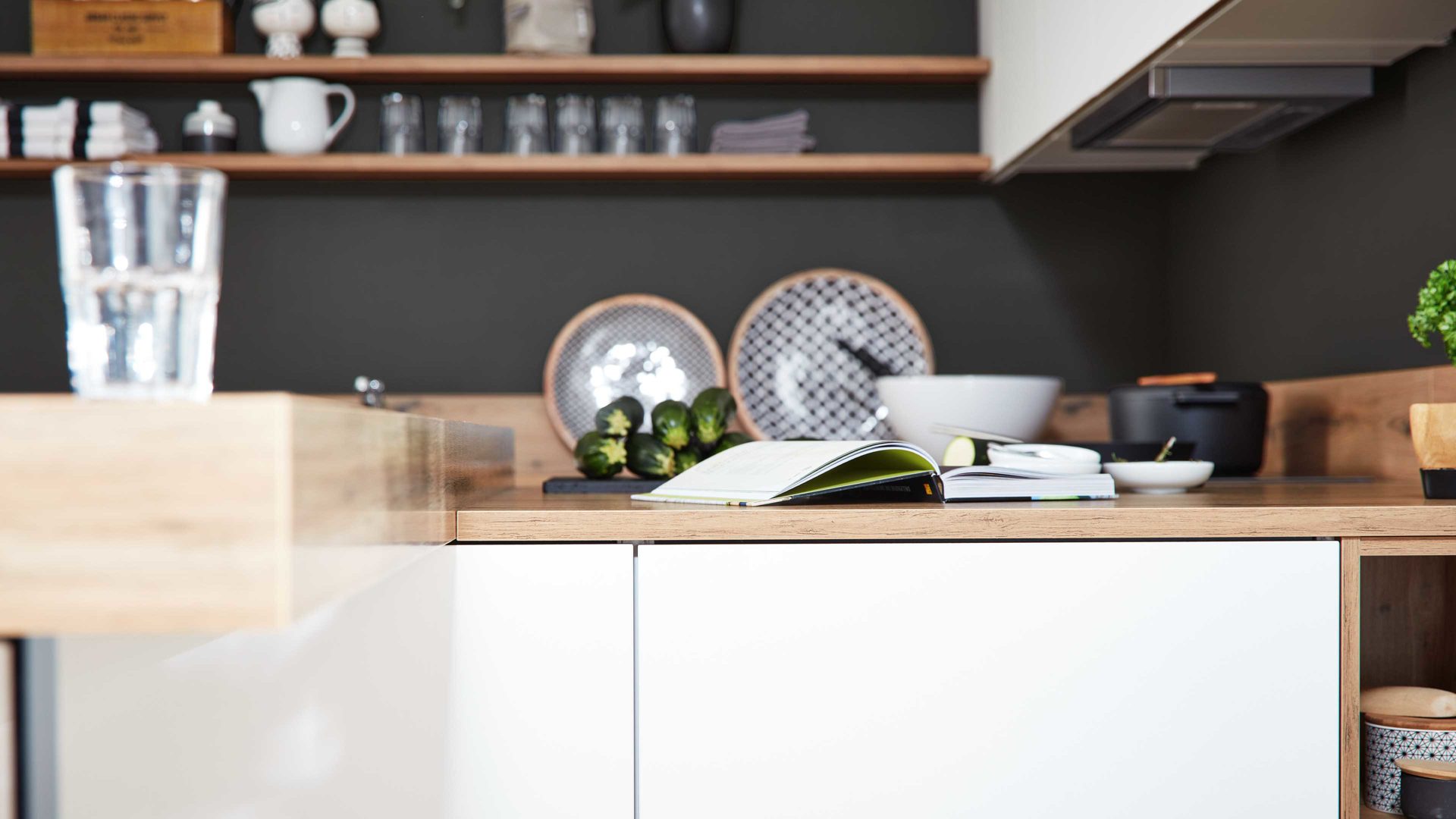 Einbauküche Interliving aus Holz in Weiß Interliving Küche Serie 3043 mit gorenje Einbaugeräten Weiß & Vulkaneiche – Stellfläche ca. 365 x 258 cm