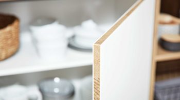 Einbauküche Interliving aus Holz in Weiß Interliving Küche Serie 3043 mit privileg Einbaugeräten Weiß & Vulkaneiche – Stellfläche ca. 365 x 258 cm