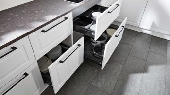 Einbauküche Interliving aus Holz in Grau Interliving Küche Serie 3045 mit AEG Einbaugeräten Weiß – Stellfläche ca. 285 x 400 cm