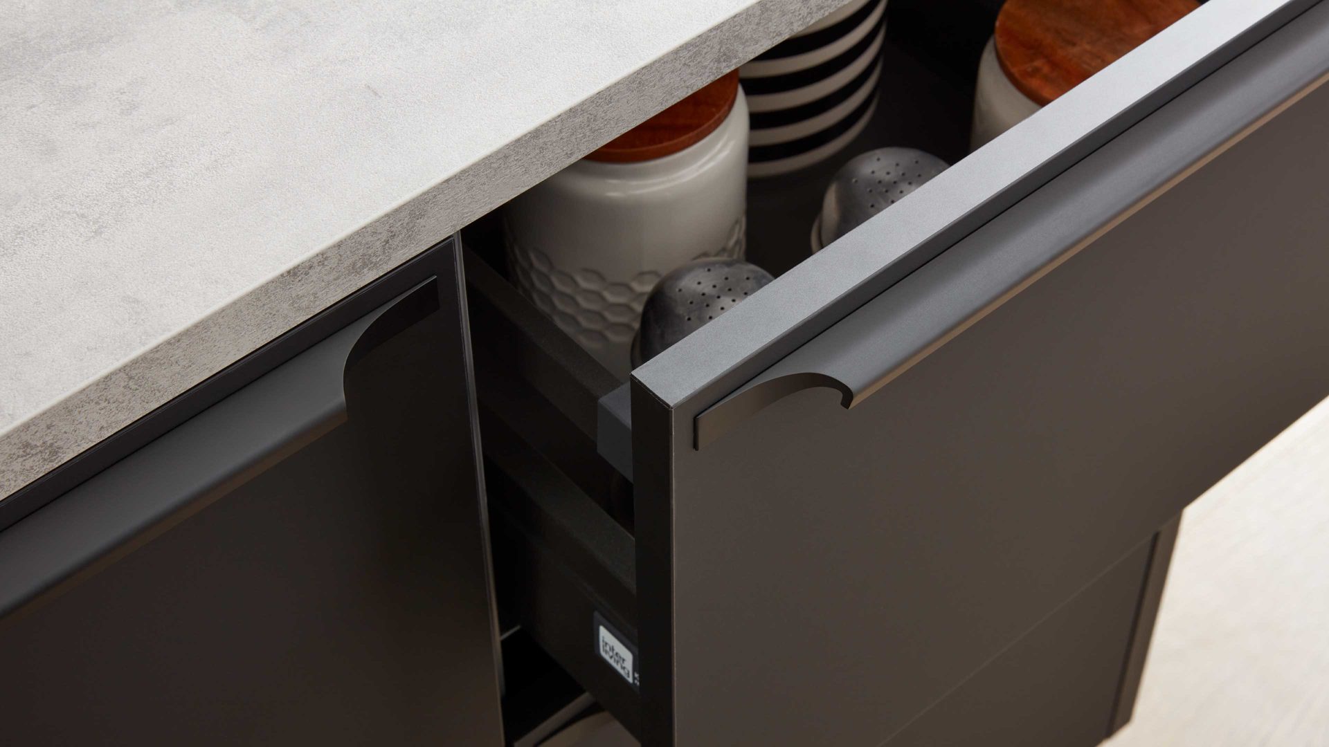 Einbauküche Interliving aus Holz in Schwarz Interliving Küche Serie 3101 mit SIEMENS Einbaugeräten Schwarz & Beton  – zweizeilig