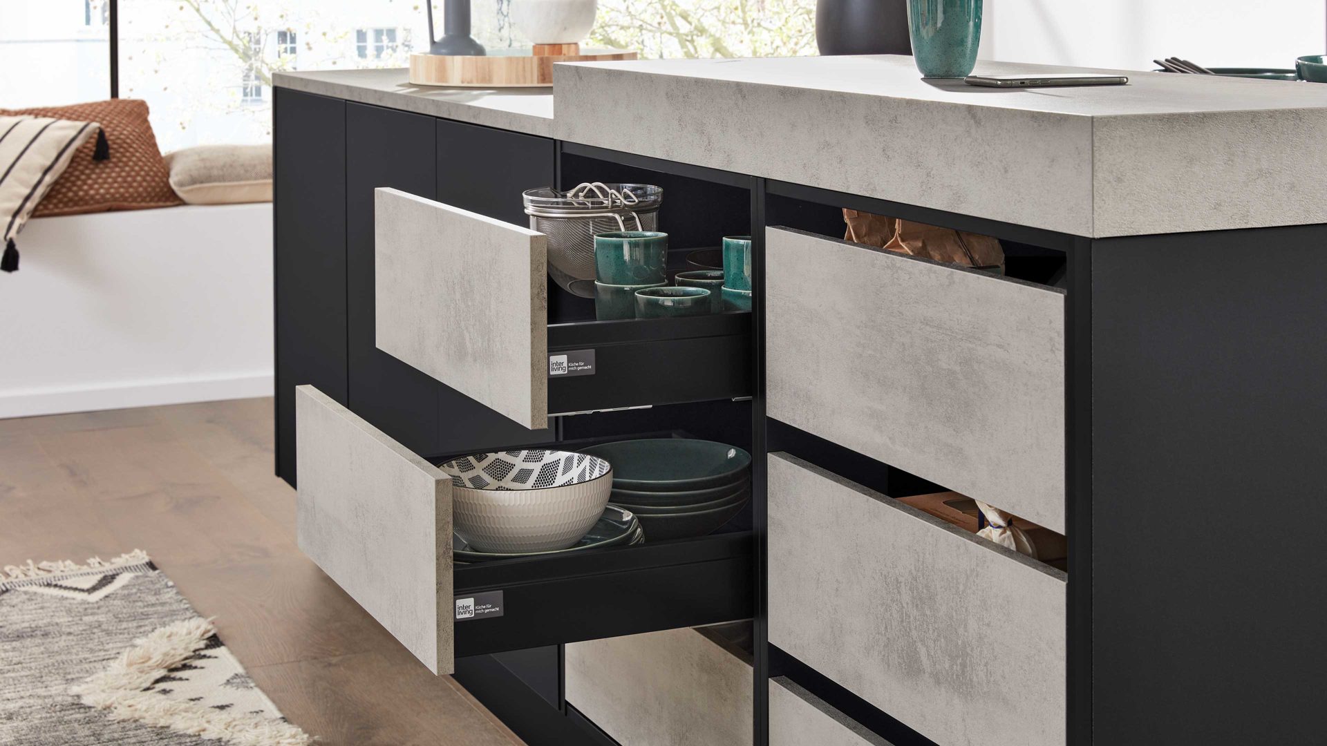 Einbauküche Interliving aus Holz in Schwarz Interliving Küche Serie 3101 mit SIEMENS Einbaugeräten Schwarz & Beton  – zweizeilig