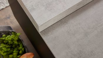 Einbauküche Interliving aus Holz in Schwarz Interliving Küche Serie 3047 mit SIEMENS Einbaugeräten Schwarz & Beton  – zweizeilig